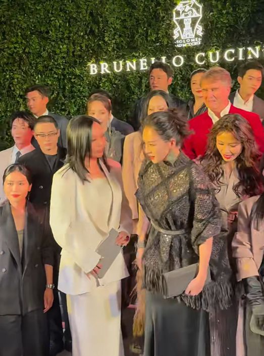 全程挨紧大佬展社交功底章子怡表情耐人寻味Bsports必一体育刘涛参加BC晚宴(图7)