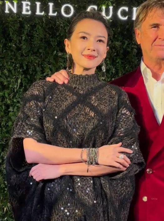 全程挨紧大佬展社交功底章子怡表情耐人寻味Bsports必一体育刘涛参加BC晚宴(图4)
