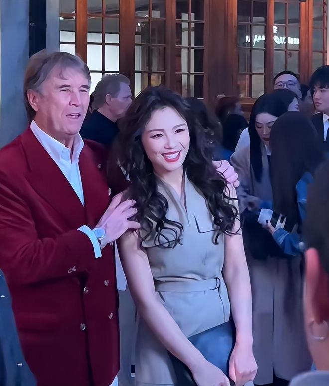 全程挨紧大佬展社交功底章子怡表情耐人寻味Bsports必一体育刘涛参加BC晚宴(图12)