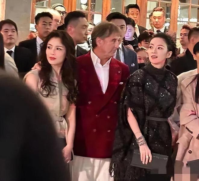 全程挨紧大佬展社交功底章子怡表情耐人寻味Bsports必一体育刘涛参加BC晚宴(图16)