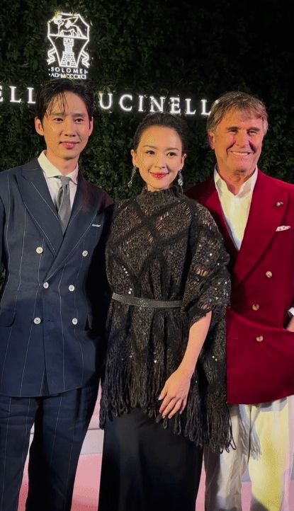 全程挨紧大佬展社交功底章子怡表情耐人寻味Bsports必一体育刘涛参加BC晚宴(图18)