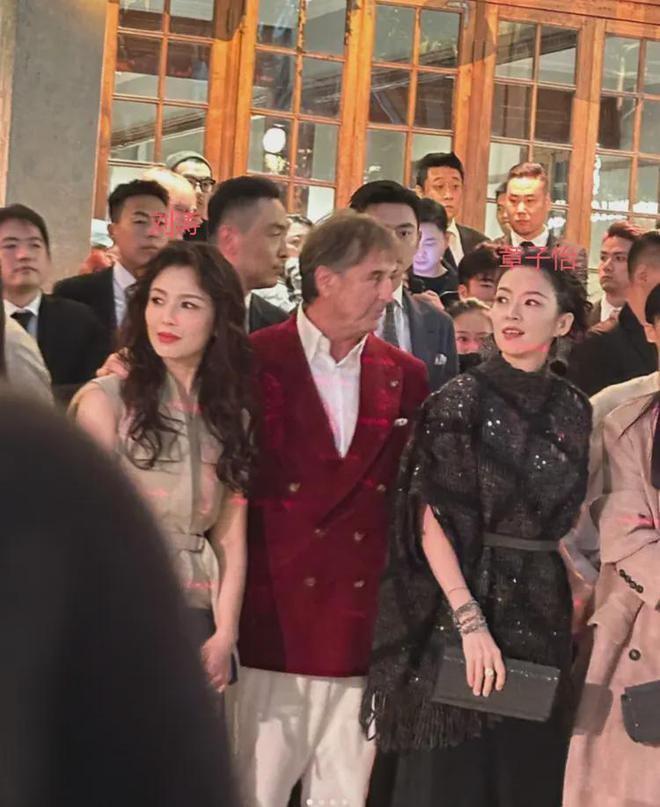 全程挨紧大佬展社交功底章子怡表情耐人寻味Bsports必一体育刘涛参加BC晚宴(图22)