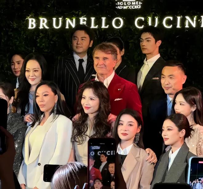 全程挨紧大佬展社交功底章子怡表情耐人寻味Bsports必一体育刘涛参加BC晚宴(图27)