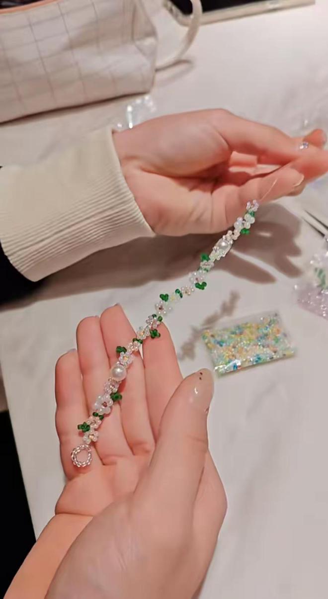 老家过年森碟在飞机上做手工她的手腕比妈妈还要粗必一运动·(B-Sports)网站田亮一家回(图4)